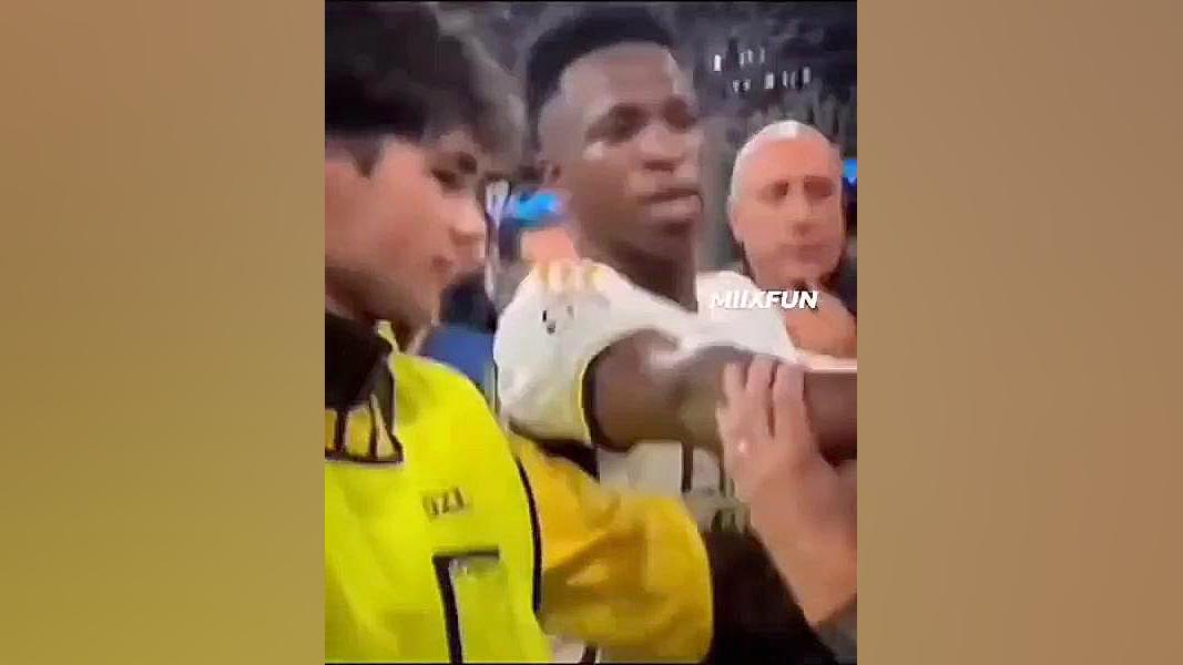 وینیسیوس جونیور. خنده خواننده