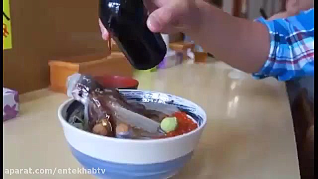 فیلم خوردن هشت پای زنده در رست...