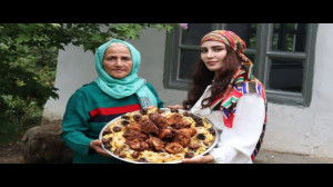 مرغ سرخ شده ویژه با سس ماست، س...
