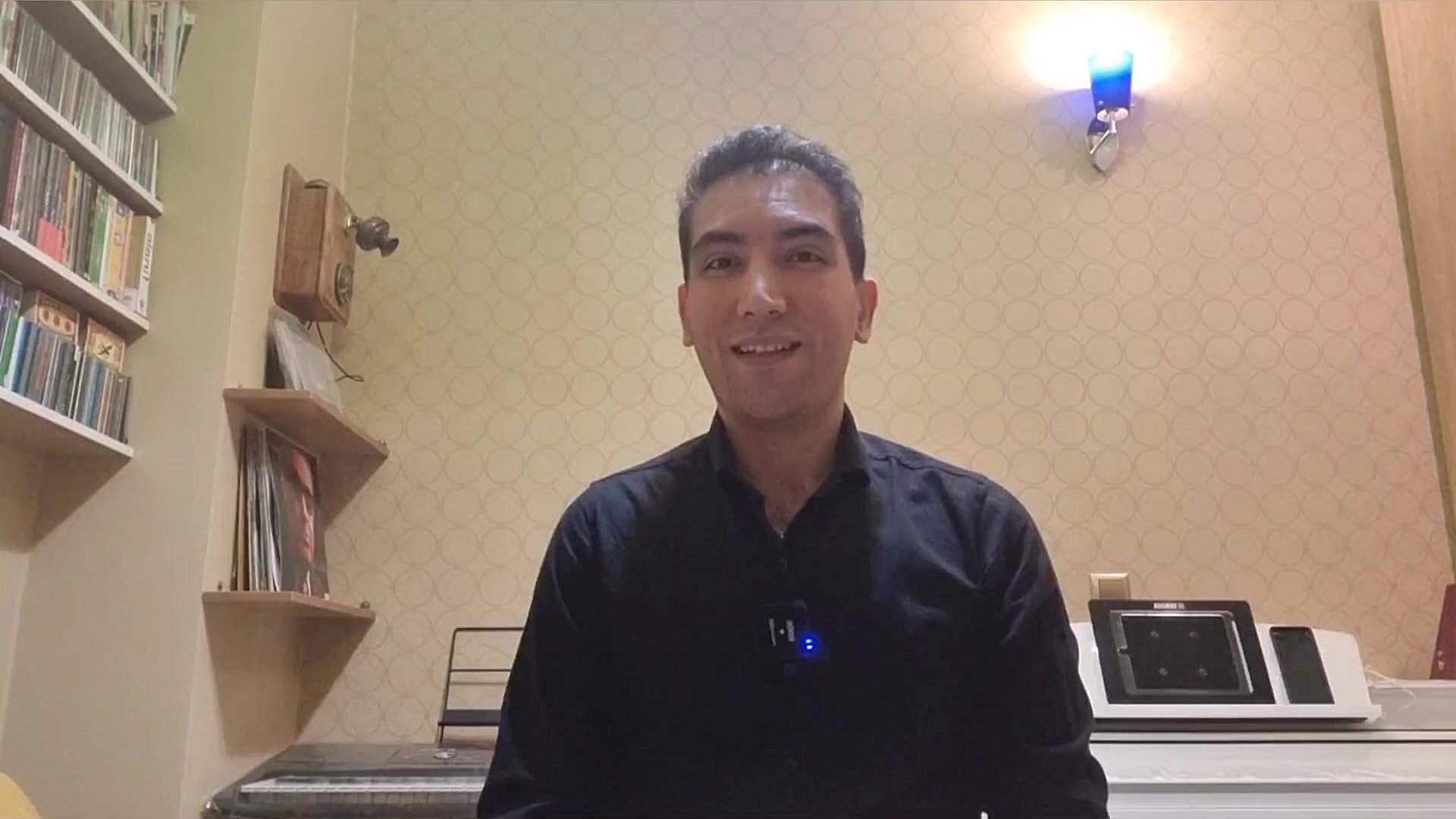 قرارگیری مچ دست روی آکاردئون