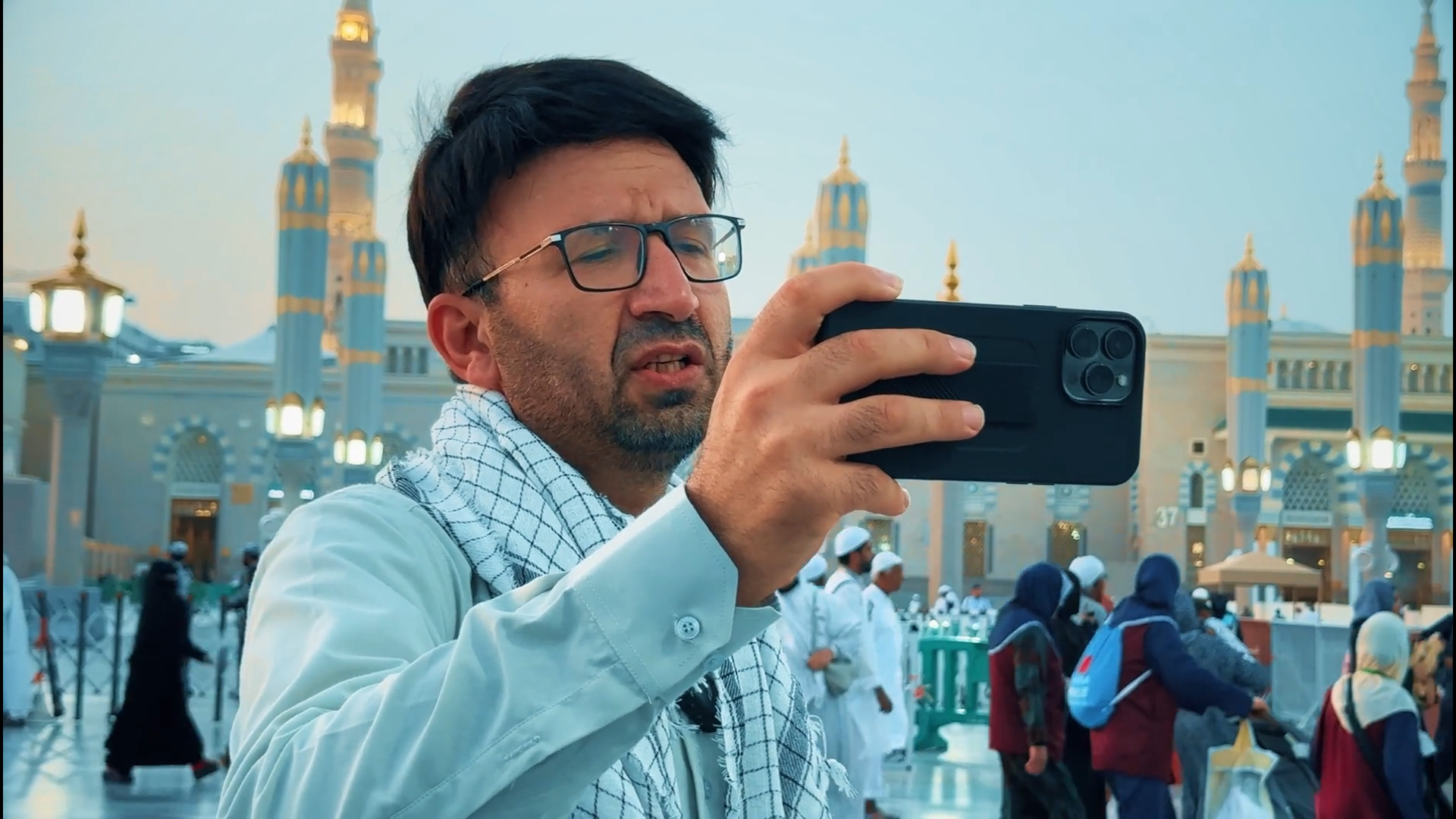 چشمِ‌دل‌هایی که به مدینه، منور...