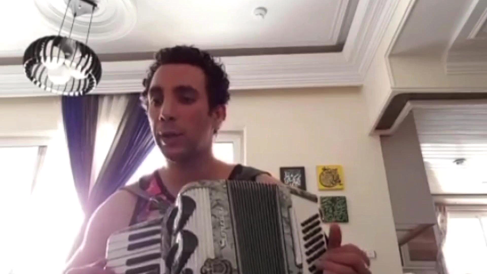 خوشحال و شاد و خندان