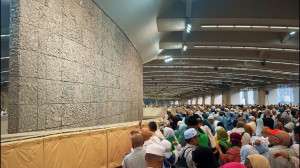 رمی جمرات نماد نبرد با شیطان و...