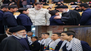 دیدار شهید ریسی با گروه سرود ز...