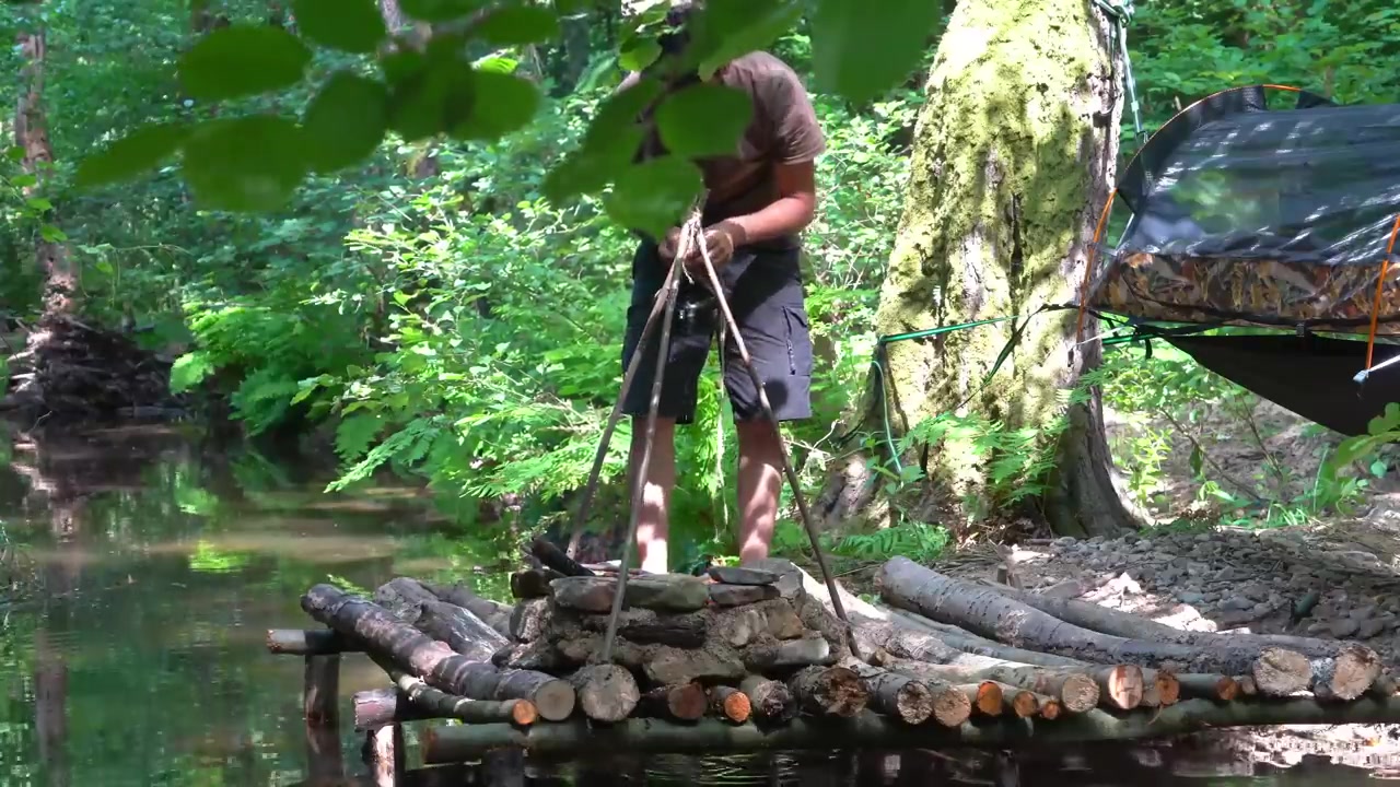 ساخت اسکله چوبی در کمپ جنگلی ،...