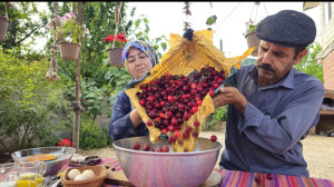 مربای گیلاس همراه با کیک محلی...