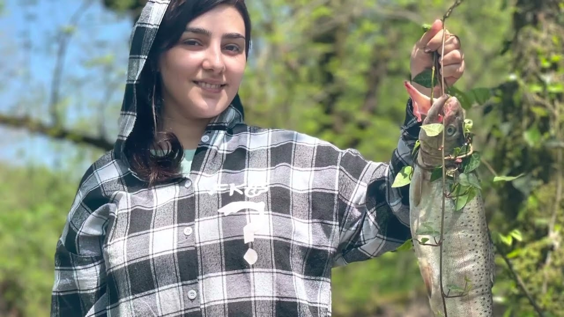 پختن ماهی قزل آلا در جنگل با س...