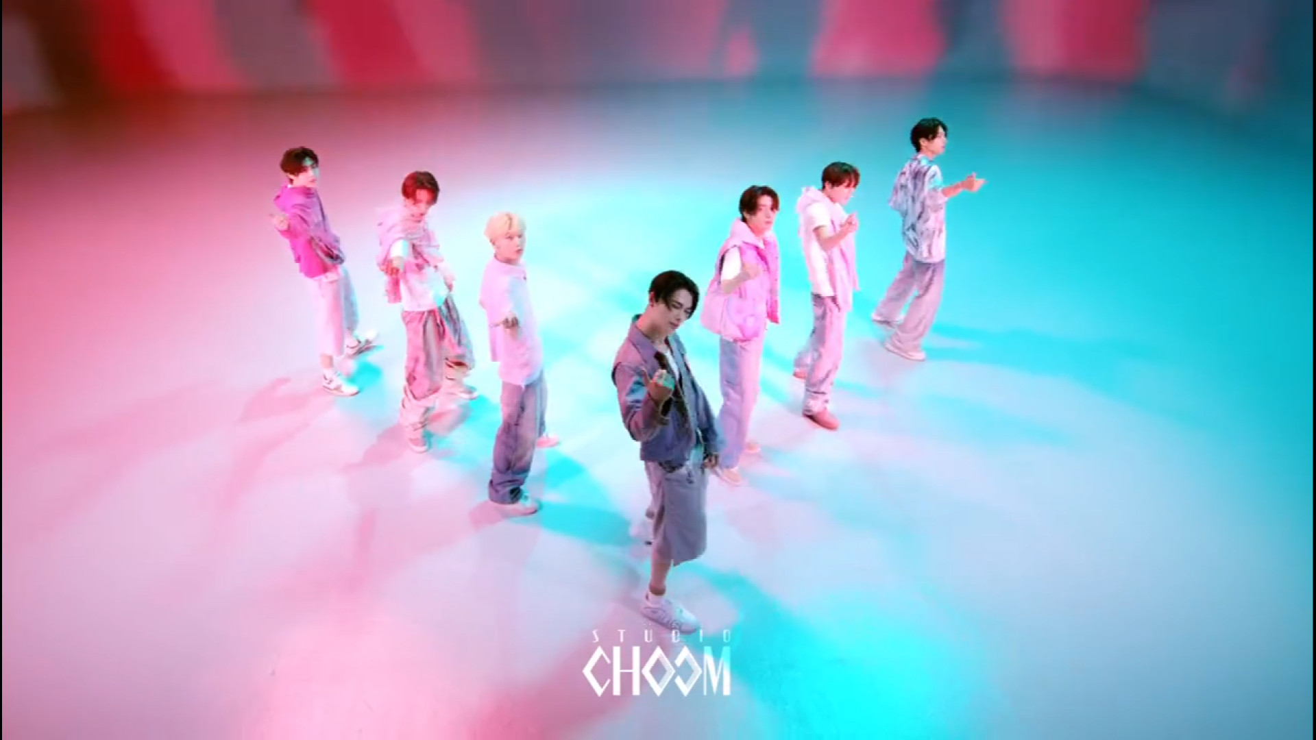 اجرای آهنگ XO از گروه ENHYPEN...