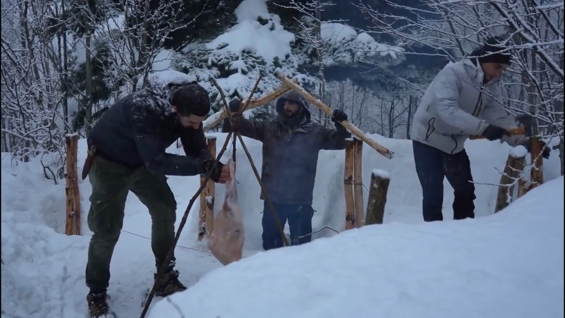 کمپینگ ۳ نفره و ساخت کلبه برفی...