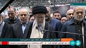 اقامه نماز رهبر انقلاب بر پیکر...