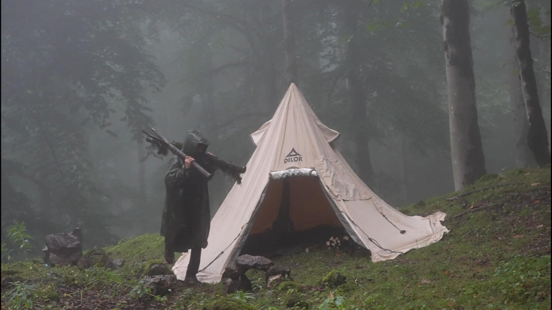 کمپینگ هیجان انگیز در طوفان و...