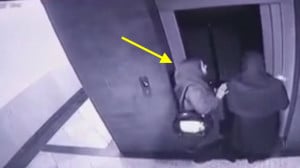 لحظه سقوط خانم کارمند شهرداری...