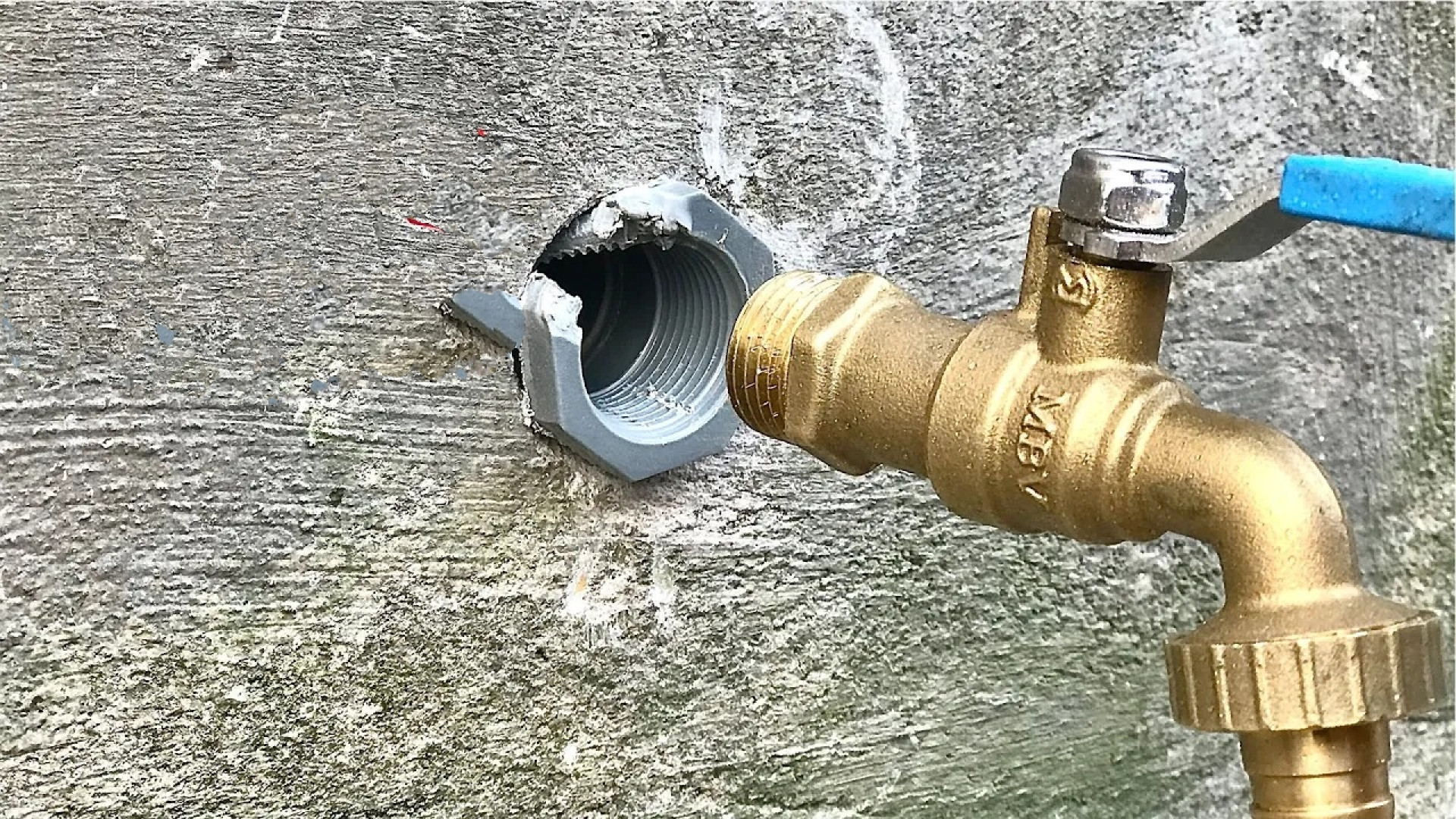 نحوه تعمیر شیر آب شکسته در دیو...