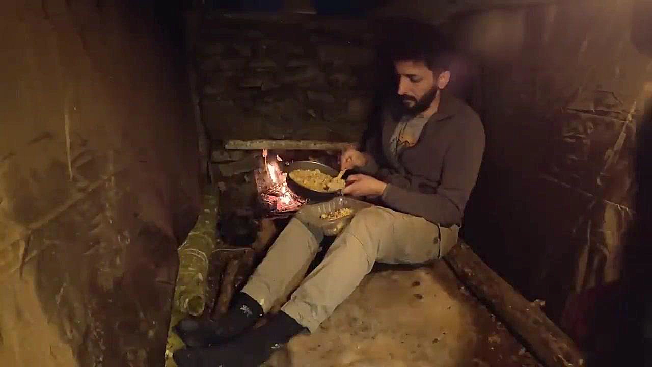 کمپ و ساخت پناهگاه چوبی درختی...