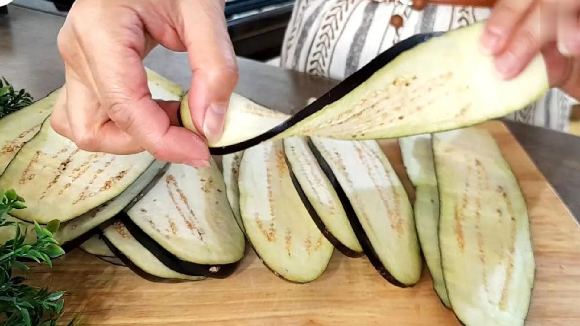 نحوه پخت یک ته چین متفاوت مرغ...