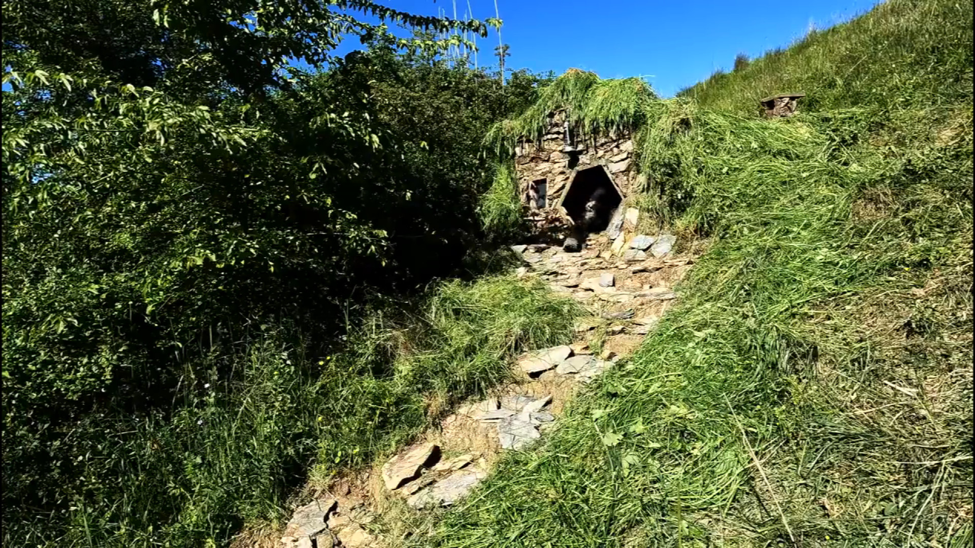 ساخت کلبه گلی روستایی در دل عل...