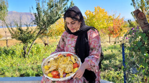 پخت مرغ کامل زعفرانی در دیگ سن...