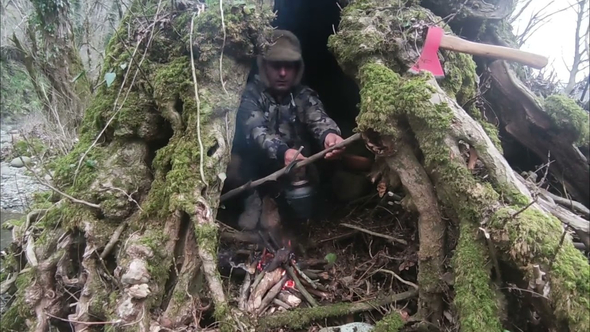 ساخت پناهگاه در جنگل و پخت همب...