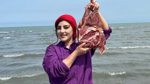 استیک گوشت را در ساج با سبزیجا...