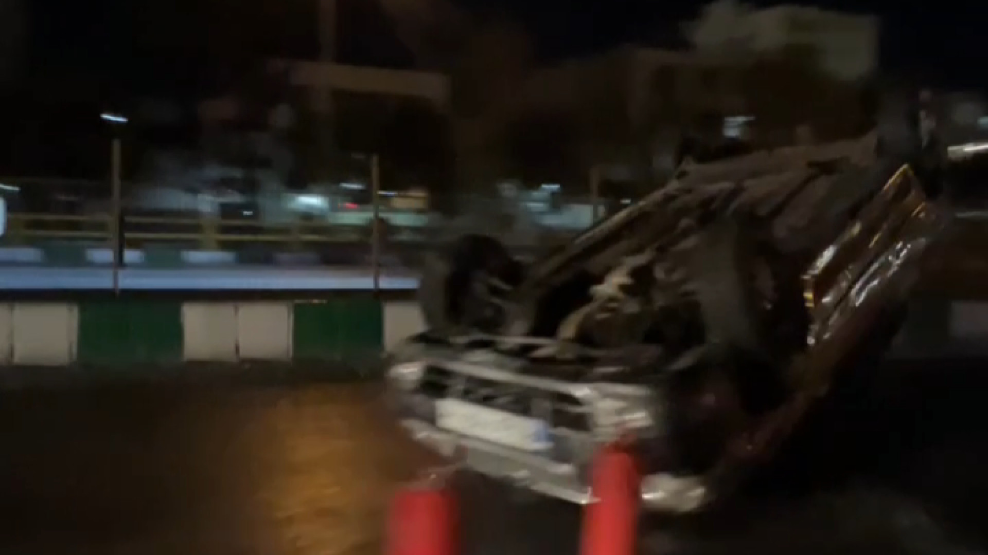 واژگونی خودرو در وسط شهر مشهد