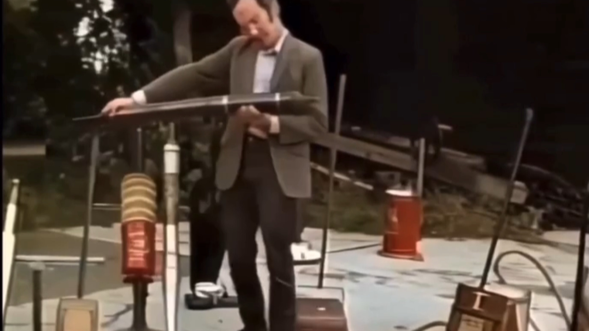 جاروهای عجیب قدیمی با اشکالی خ...