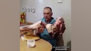 مردی که گوشت را خام میخورد