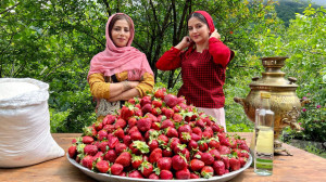 پشت صحنه ی پخت مربای توت فرنگی
