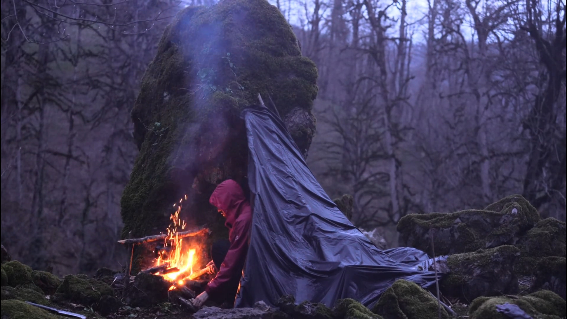 کمپینگ انفرادی در طوفان باران،...