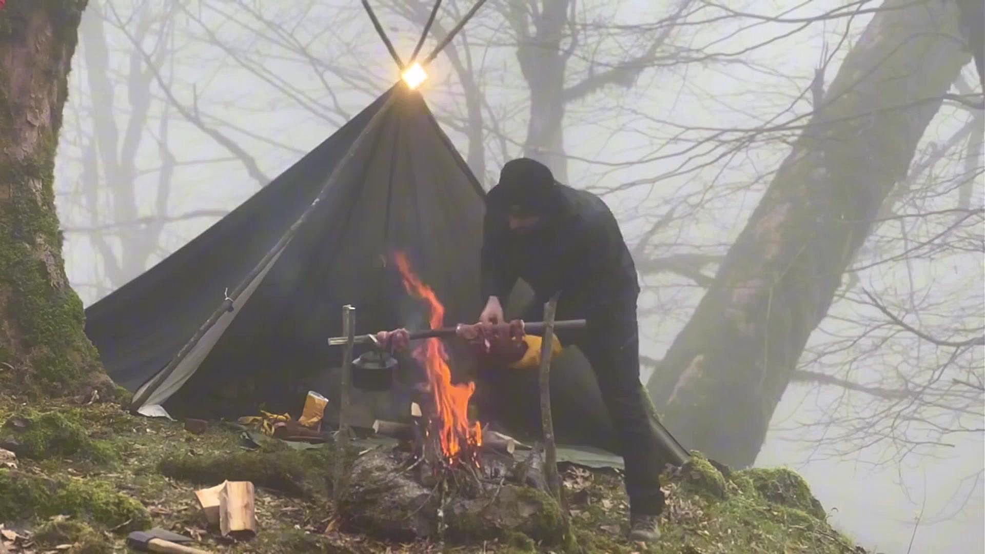 کمپینگ انفرادی در باران آرام ب...