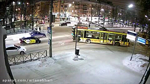 تصادف ناجور اتوبوس برقی با اتو...