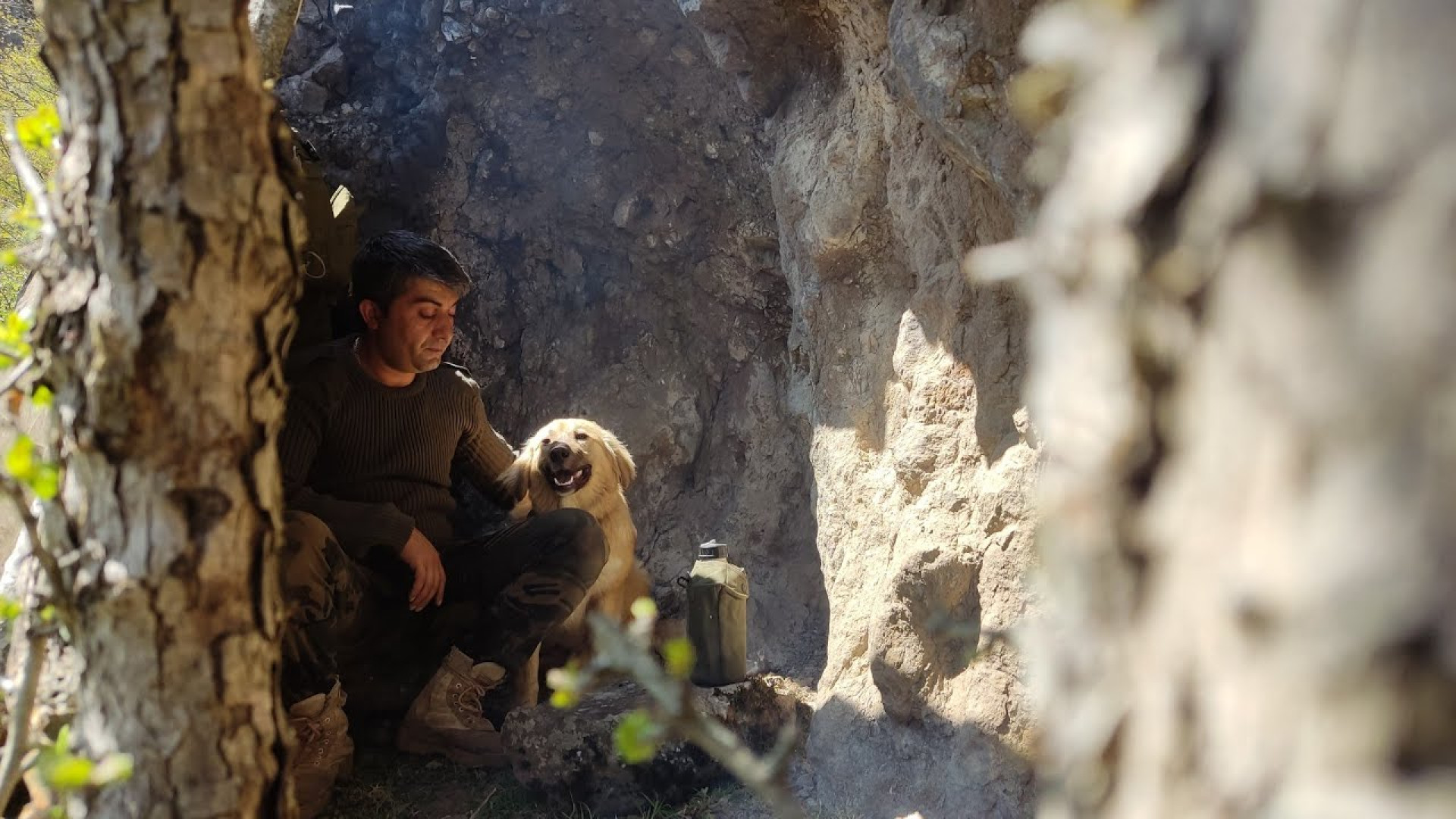 کمپینگ در غار دور در کوه‌ها و...