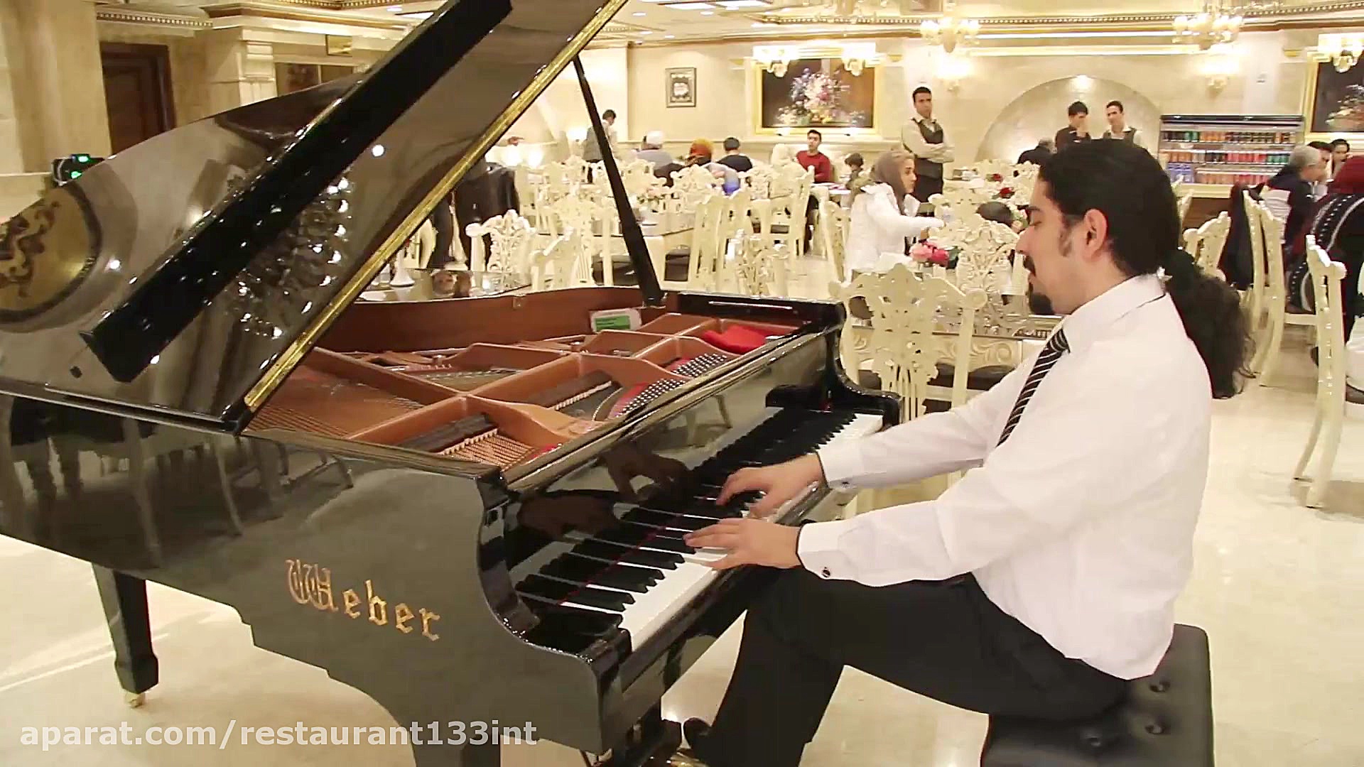 اجرای موسیقی زنده در رستوران ب...