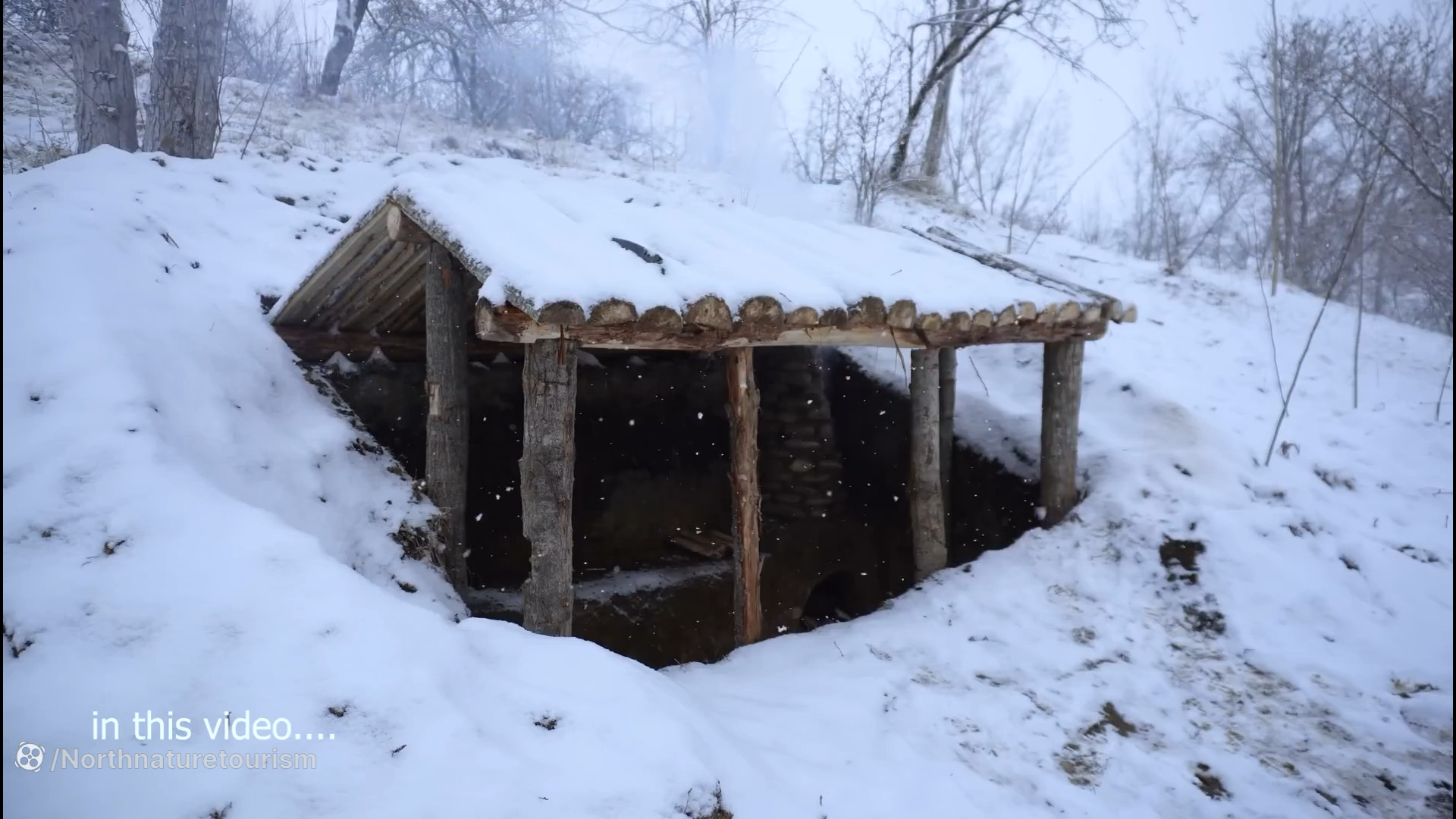 ساخت کلبه چوبی در هوای برفی