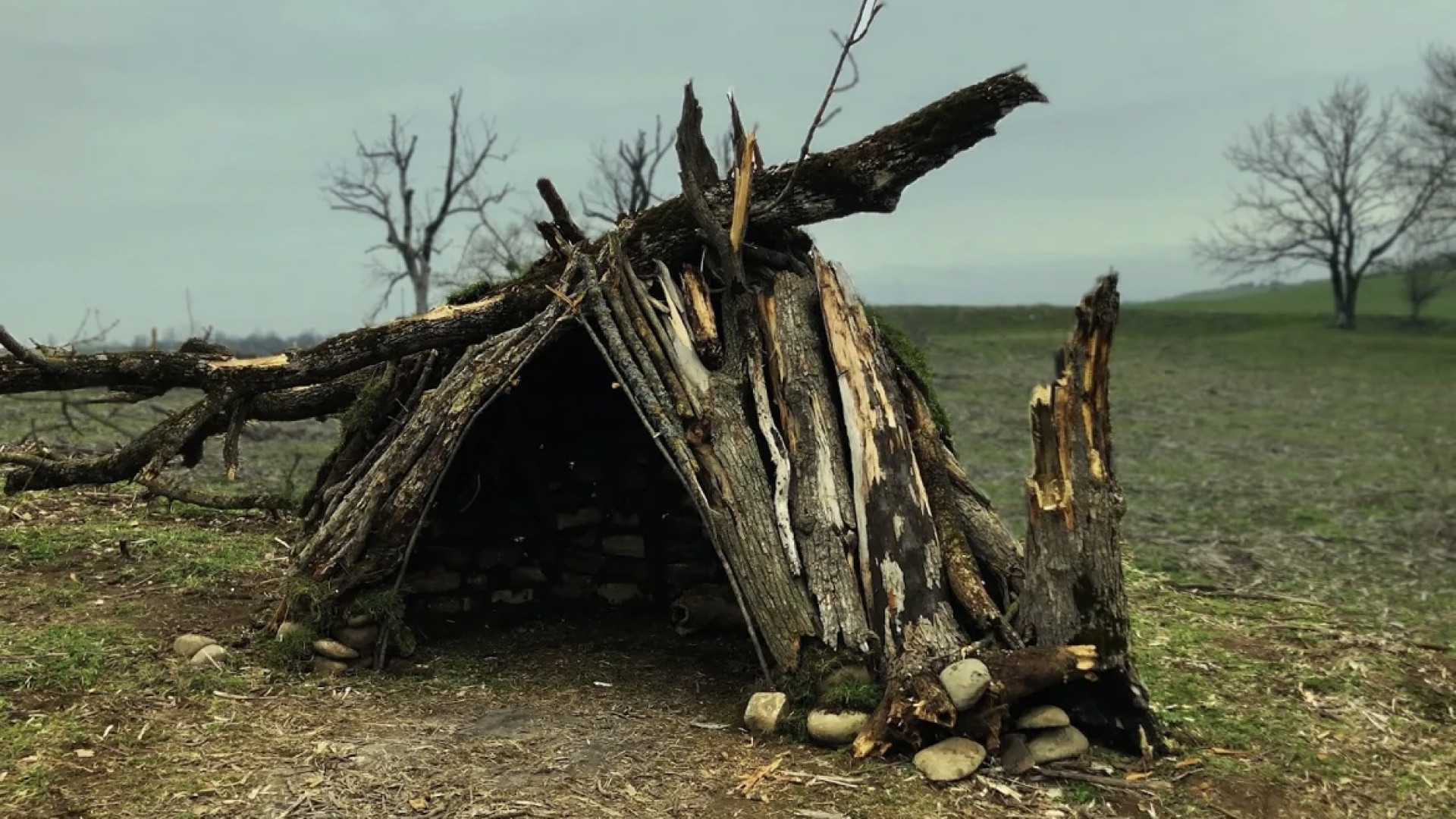 ساختن سرپناه با سنگ و چوب برای...