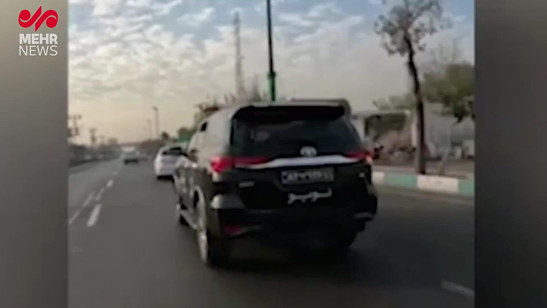 لحظه دستگیری اراذل و اوباش محل...