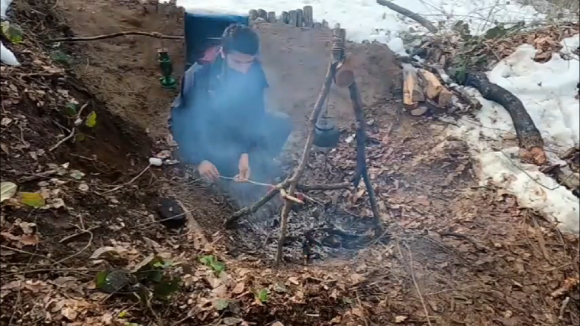 کمپینگ زیرزمینی در اعماق جنگل...