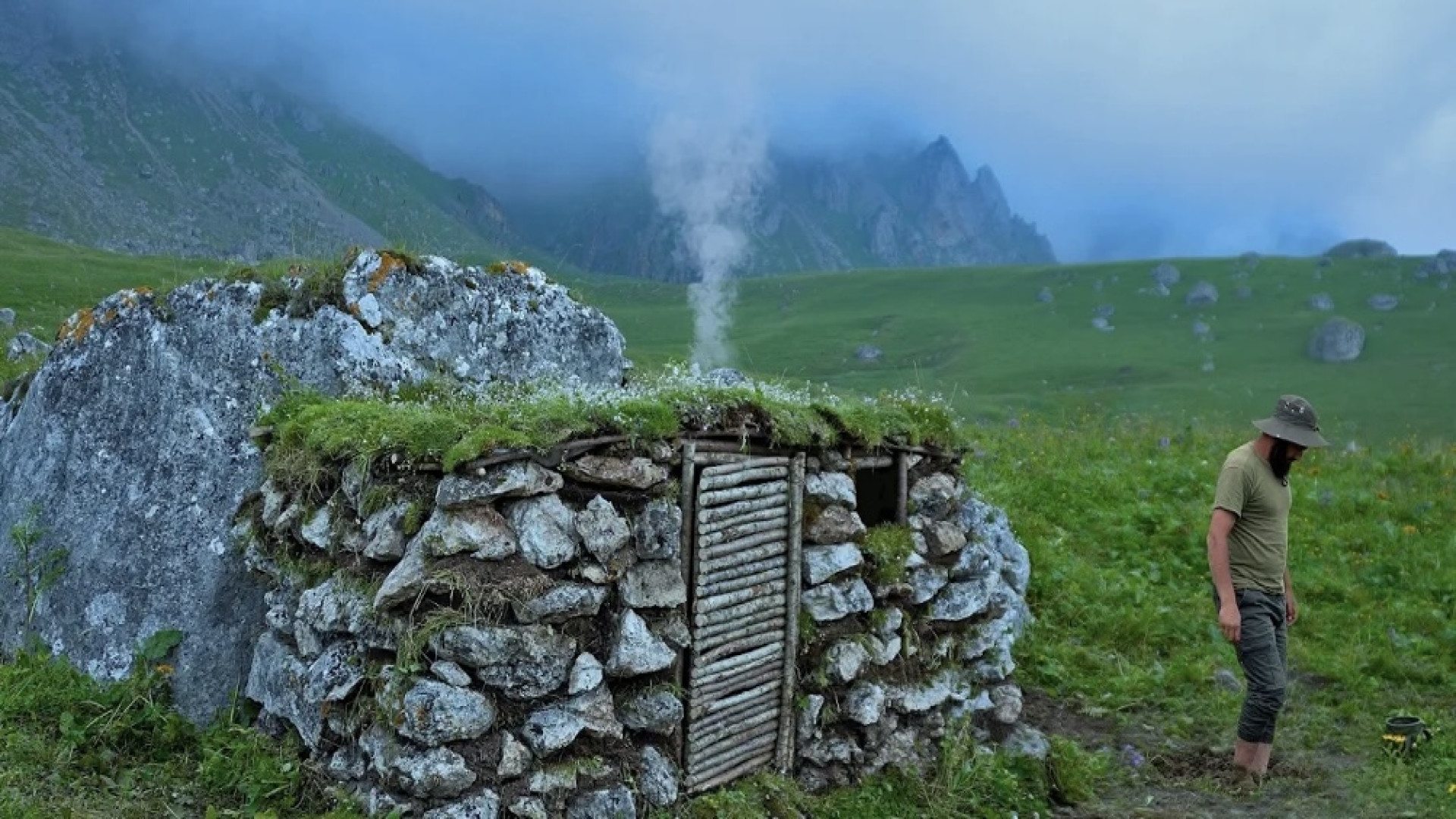 ساخت پناهگاه سنگی در کوه با سق...