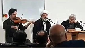 آواز خواندن یک روحانی در کنار...