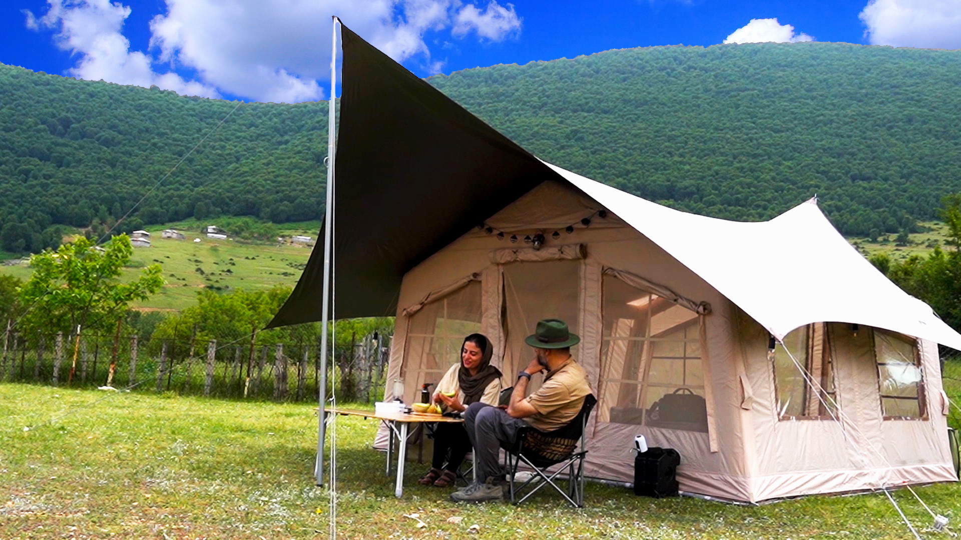 کمپ خانوادگی با چادر بادی در گ...
