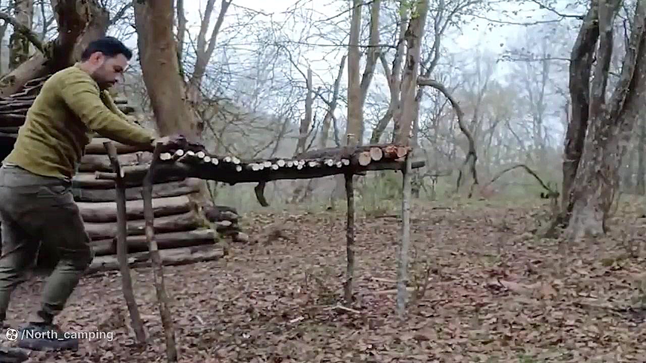 ساخت کلبه چوبی در جنگل و کباب