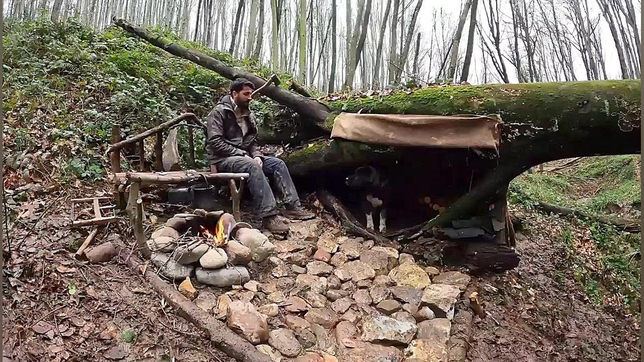 کمپینگ و ساخت کلبه ای در تنه د...