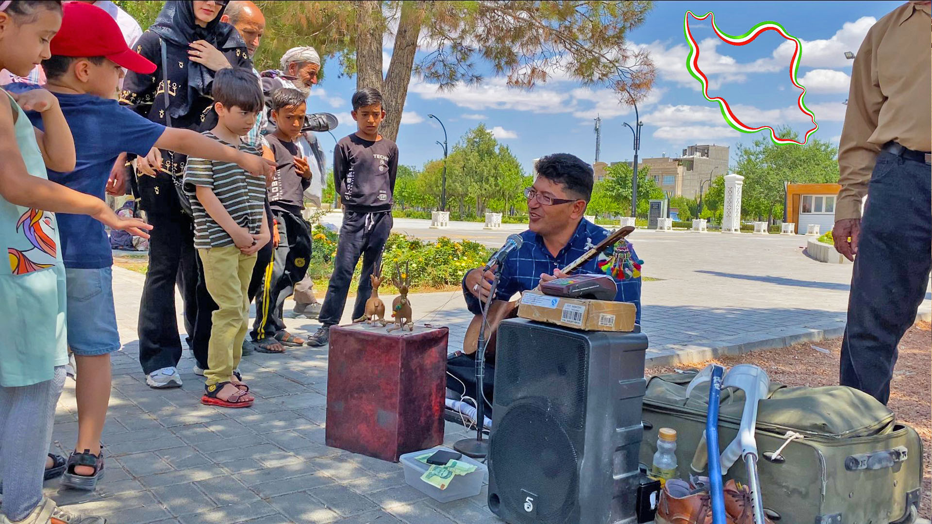 موسیقی سنتی خیابانی در جوار آر...