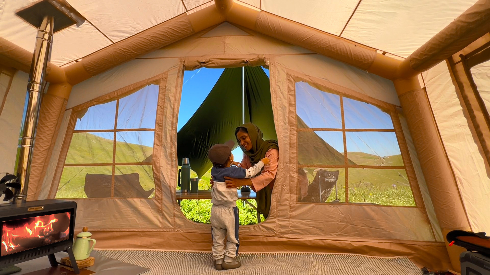 کمپ خانوادگی با چادر بادی و بخ...