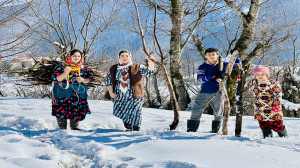 زمستان اینجاست: آوردن هیزم ازج...