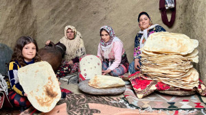 پخت نان لواش در تنور خانه روست...