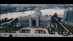 «خیلی دور، خیلی نزدیک&ra...