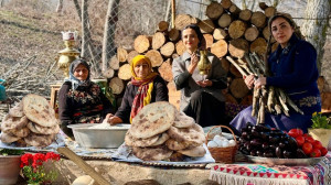 زندگی روستایی: پخت نان محلی و...