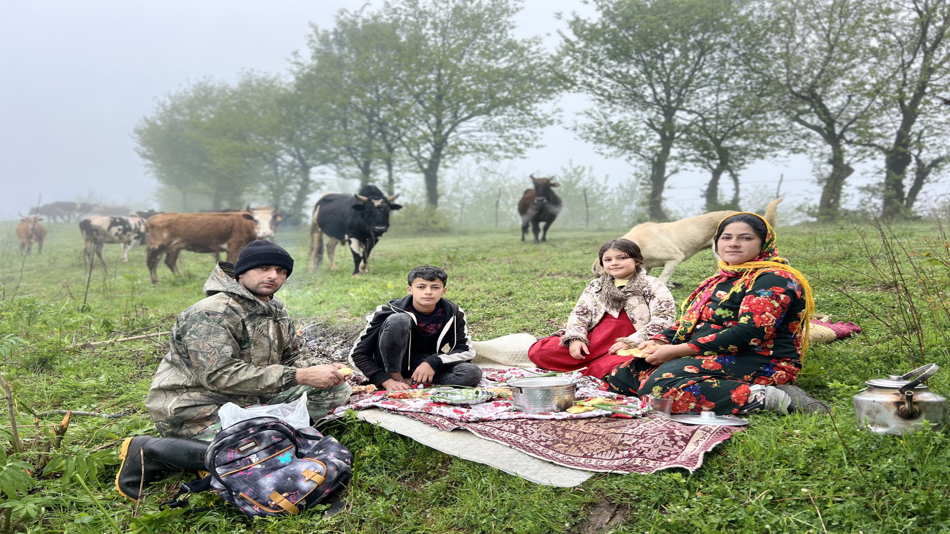 پخت نان تنوری و بردن گاوها به...
