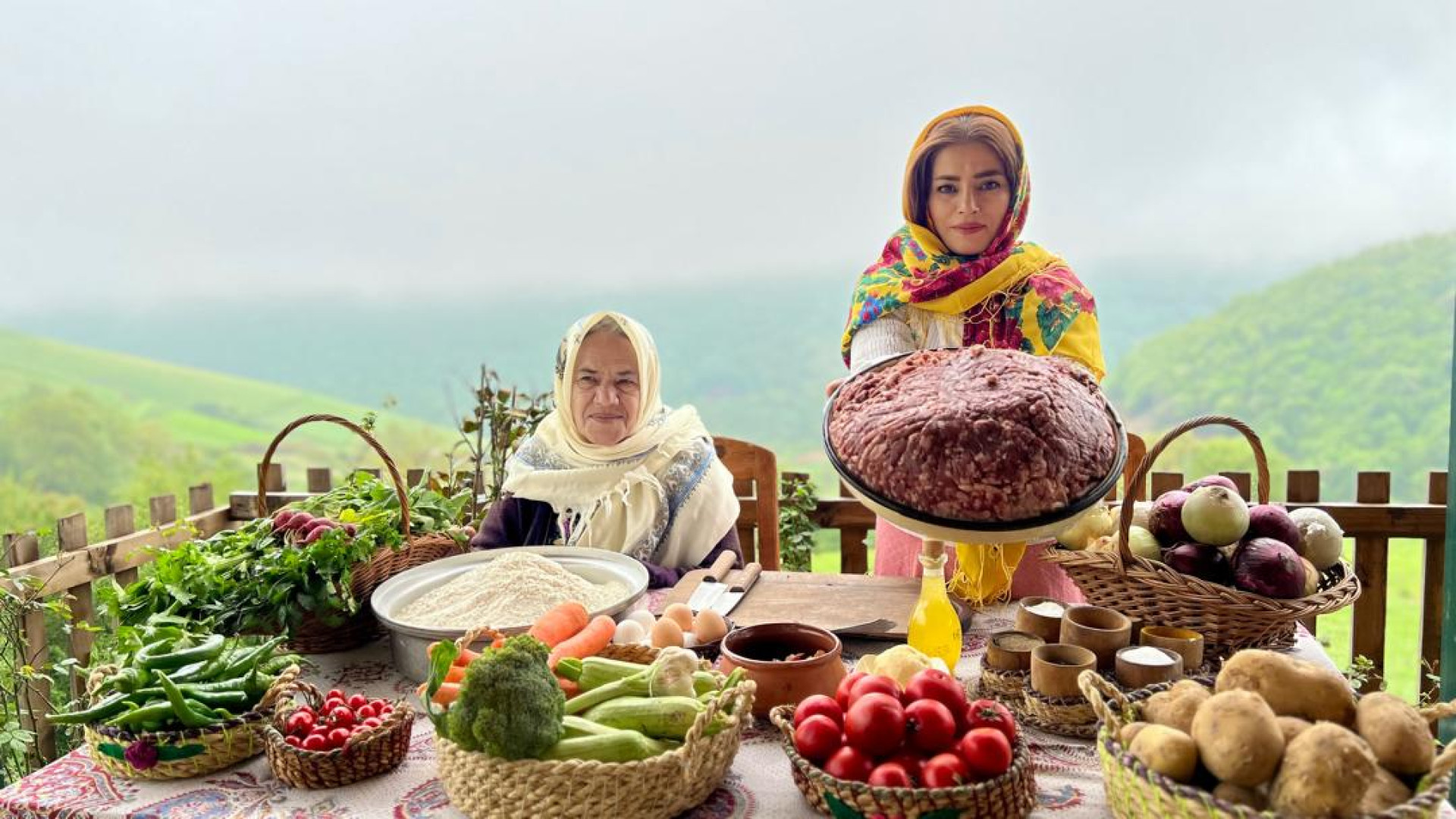 پخت کتلت و سبزیجات تازه و نان...