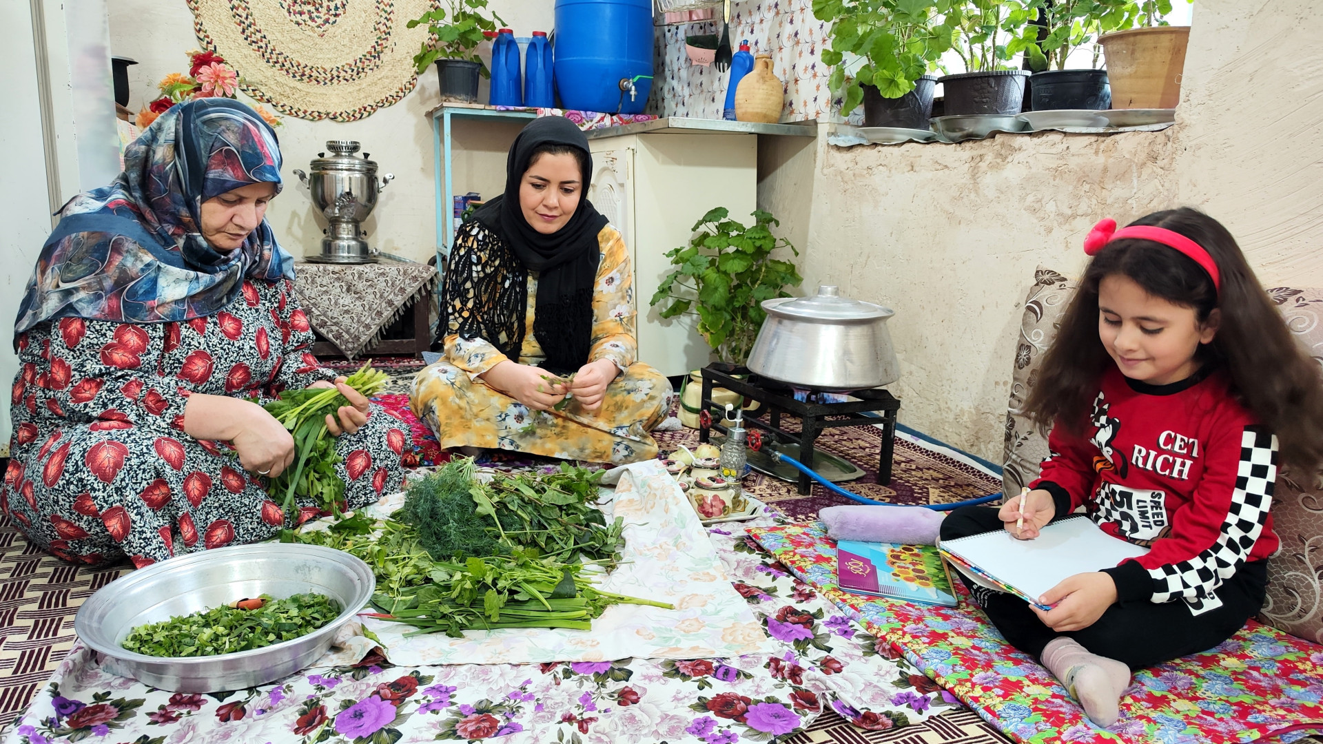 پخت نان خانگی و آش رشته در فضا...